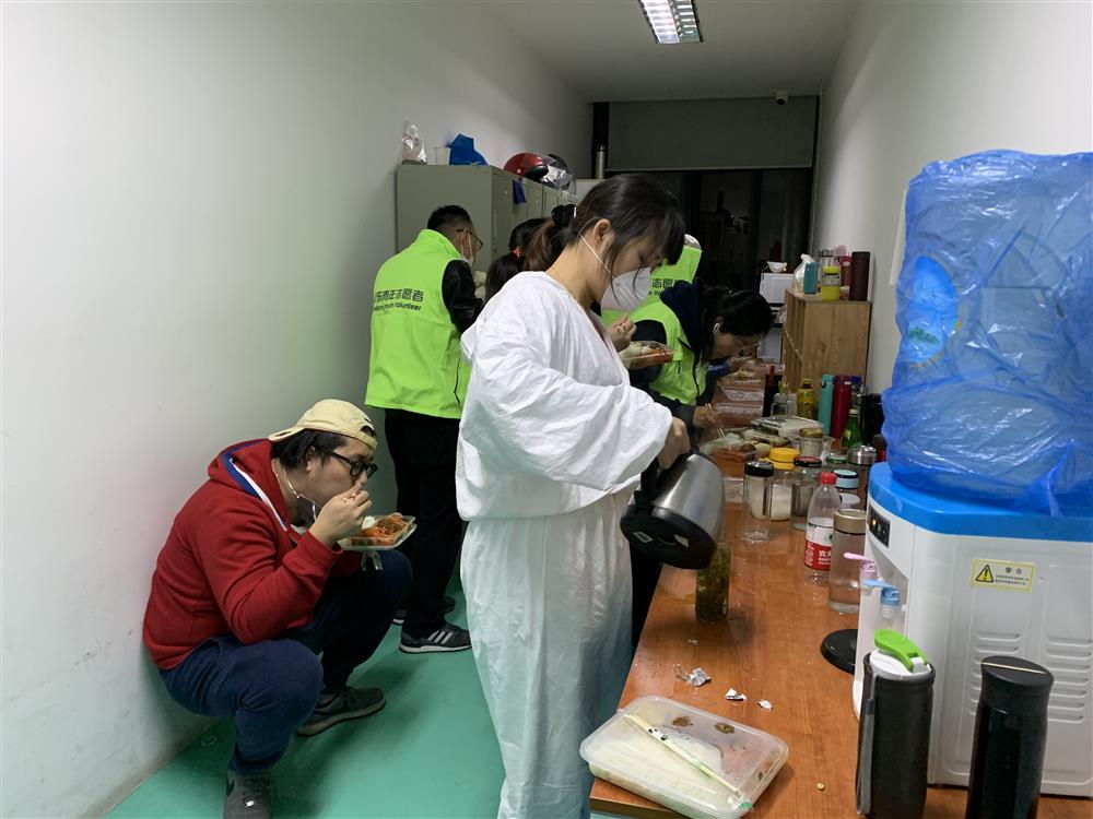 綠馬甲&ldquo;浦東青年志愿者&rdquo;，的一次晚班志愿服務(wù)