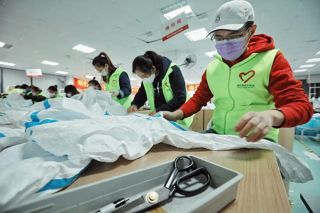 2.jpg這些&ldquo;守護(hù)者&rdquo;們?cè)谏虾Ｕ\(chéng)格干了件大事！&mdash;&mdash;20天，750人次，經(jīng)手近4萬(wàn)件防護(hù)服！